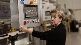 Ing. Marcela Munzarová, česká Nano Lady, autorka materiálu AntiMicrobe Web R v provozu Nano Medical, MG 1065